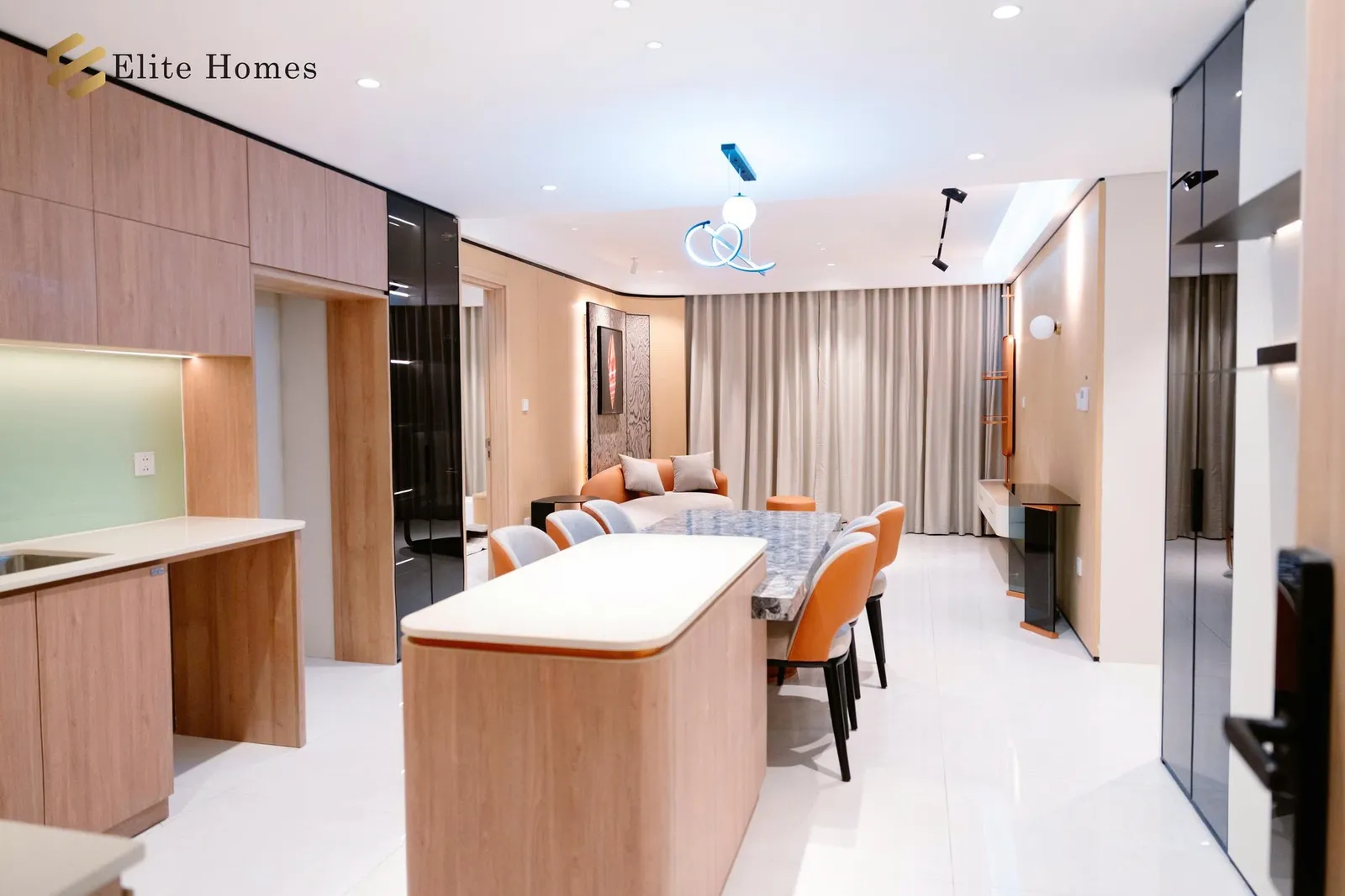 Nhà mẫu đánh thức mọi giác quan người xem với vật liệu hoàn thiện từ các thương hiệu quốc tế, sàn gỗ kỹ thuật cao cấp và kính hộp cách âm – cách nhiệt tiêu chuẩn châu Âu.