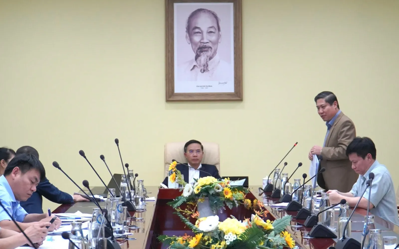 Chủ tịch UBND thành phố Đà Nẵng Phạm Đức Ấn chủ trì nghe các đại biểu trình bày cáo tại cuộc họp.