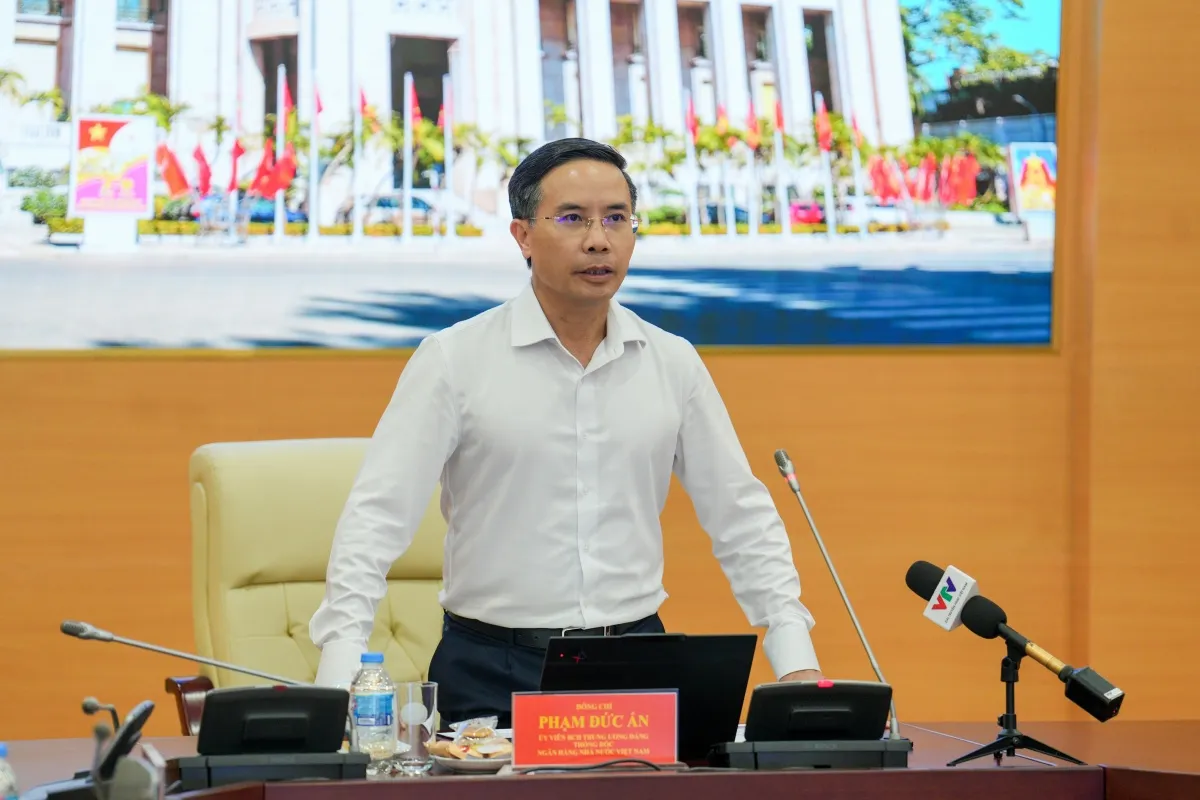 Đồng chí Phạm Đức Ấn - Uỷ viên BCH Trung ương Đảng, Thống đốc NHNN chủ trì cuộc họp. (Nguồn: Thời báo ngân hàng)