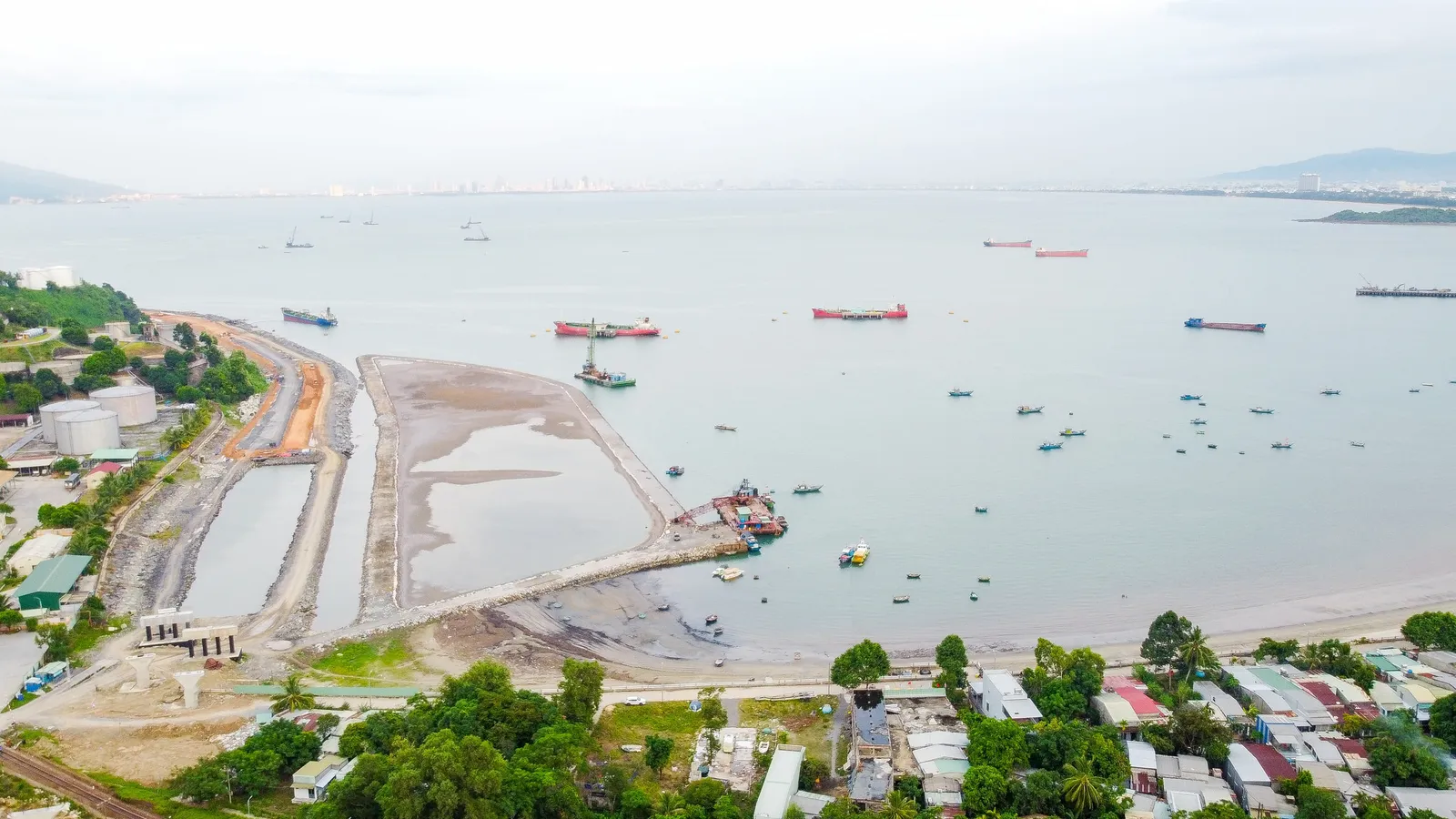 Dự án cảng Liên Chiểu và hàng loạt cơ sở hạ tầng khác thúc đẩy kinh tế Đà Nẵng phát triển.