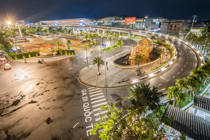 Vị trí thuận tiện giúp kết nối nhanh với sân bay quốc tế Đà Nẵng, sông Hàn, biển Mỹ Khê và các trung tâm thương mại, giải trí.